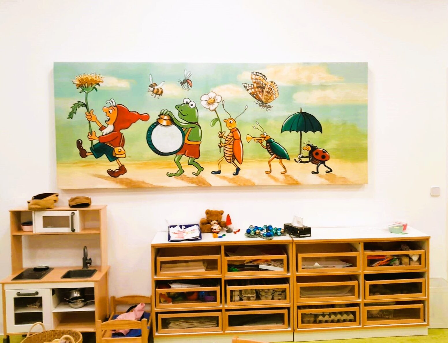 Kindergarten Deckenmontage und stimmungsvolle Wandmotive, teilweise magnetisch