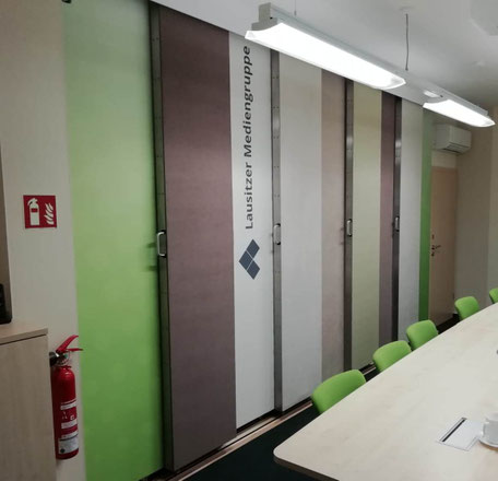 Bedruckte Paneele vor Serverwand