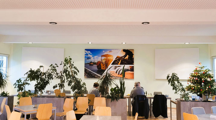 Speiseraum mit individuellem Fotomotiv und zwei Standardabsorbern