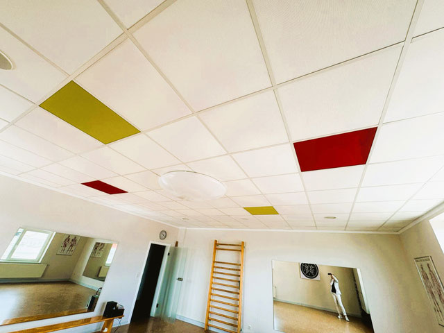 Farbige Deckenabsorber im Gymnastikraum